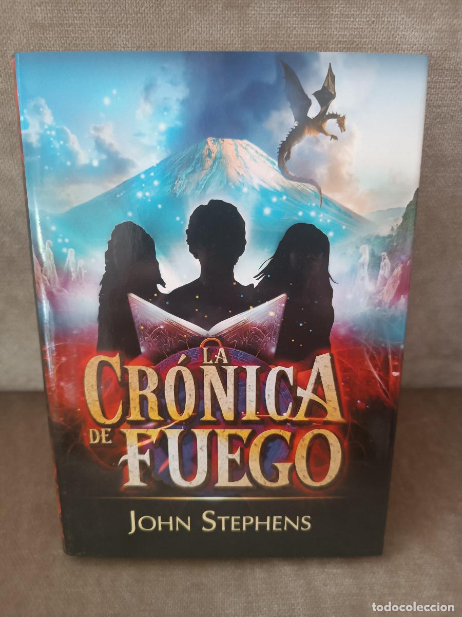 Libros de segunda mano: JOHN STEPHENS - LA CR&Oacute;NICA DE FUEGO - MONTENA, 2013