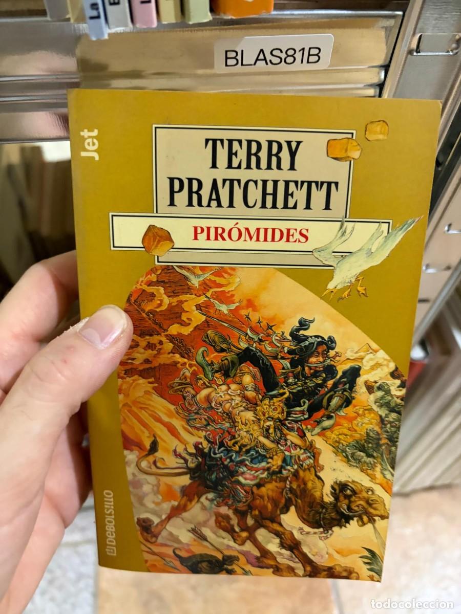 Libros de segunda mano: BLAS81B PIR&Oacute;MIDES TERRY PRATCHETT DEBOLSILLO