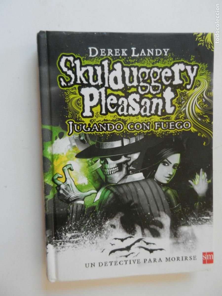 Libros de segunda mano: SKULDUGGERY PLEASANT , JUGANDO CON FUEGO - DEREK LANDY , UN DETECTIVE PARA MORIRSE - SM 2010