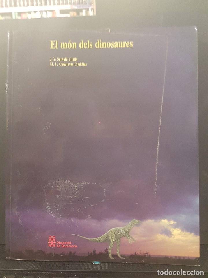 Libros de segunda mano: EL M&Oacute;N DELS DINOSAURES. IL.LUSTRAT. EN CATAL&Agrave;. - Foto 1