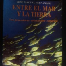 Libros de segunda mano: ENTRE EL MAR Y LA TIERRA - CANARIAS - LOS PESCADORES ARTESANALES CANARIOS. Lote 115419059