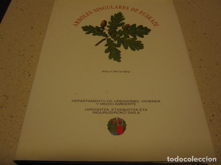 Libros de segunda mano: ARBOLES SINGULARES DE EUSKADI TAPA DURA CON SOBRECUBIERTA - Foto 1
