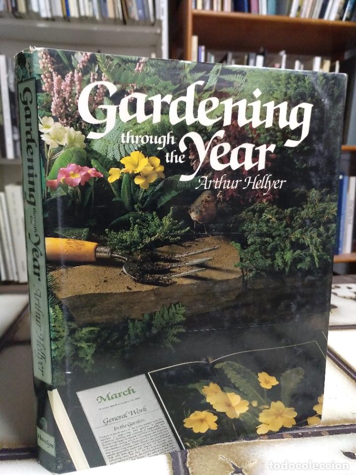 Libros de segunda mano: Gardening through the year. Arthur Hellyer - Foto 1