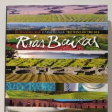 Libros de segunda mano: RIAS BAIXAS.EL VINO DEL MAR. O VIÑO DO MAR.THE WINE OF THE SEA. FOTOGRAFÍAS : XURXO LOBATO.2013. Lote 232773920