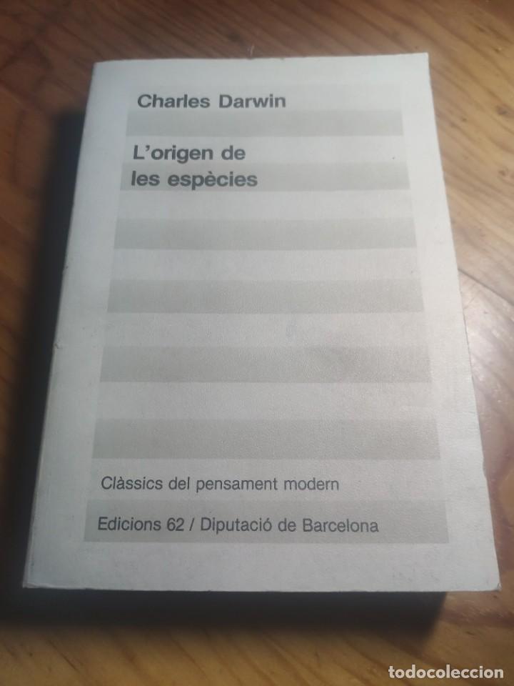 Libros de segunda mano: Darwin, Charles: Lorigen de les esp&egrave;cies. (Cl&agrave;ssics del pensament modern, 1). - Foto 1