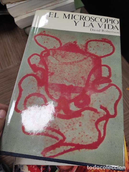 Libros de segunda mano: El microscopio y la vida - David Robertson - 1980 - Foto 1