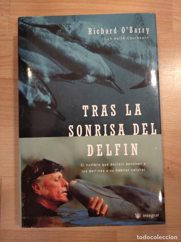 Libros de segunda mano: Tras la sonrisa del delf&iacute;n. Richard OBarry - Foto 1