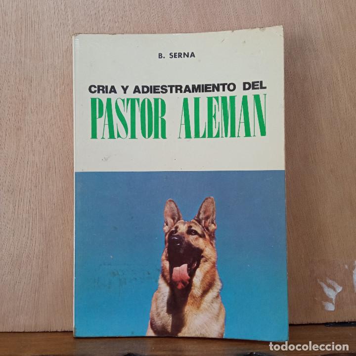 Libros de segunda mano: Cr&iacute;a y adiestramiento del pastor aleman - B. Serna - Ediciones doble 1981. - Foto 1