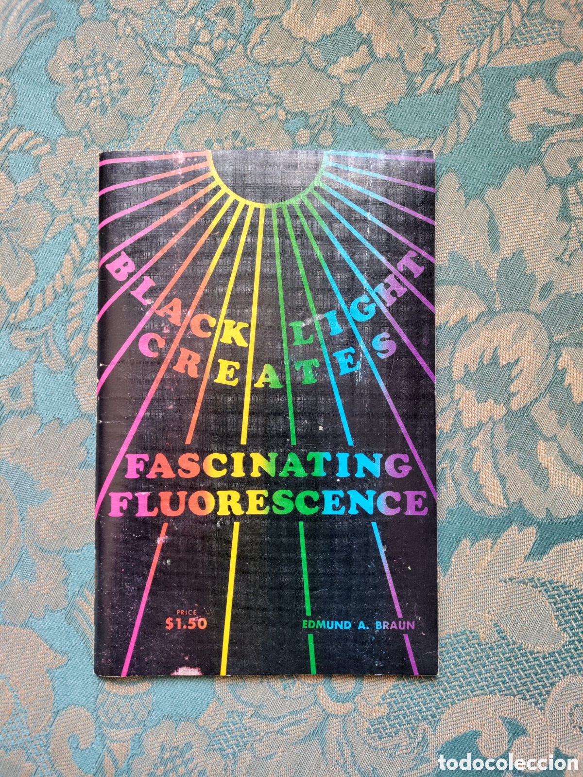 Libros de segunda mano: Black light creates fascinating fluorescence - Foto 1
