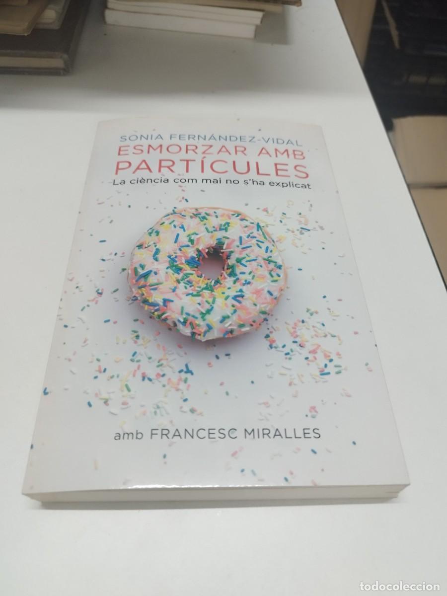 Libros de segunda mano de ciencias: ESMORZAR AMB PARTICULES. SONIA FERNANDEZ VIDAL. - Foto 1