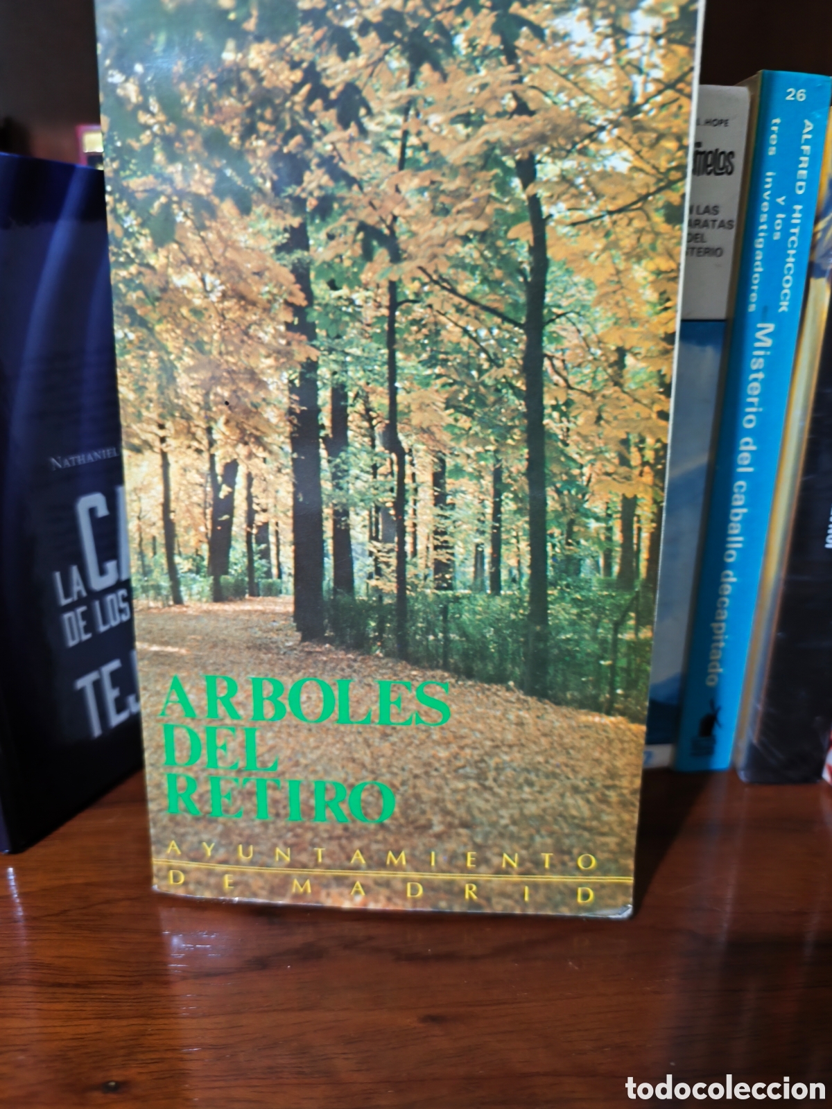 Libros de segunda mano: Arboles del Retiro, Ayuntamiento de Madrid, 1985, gu&iacute;a profesional