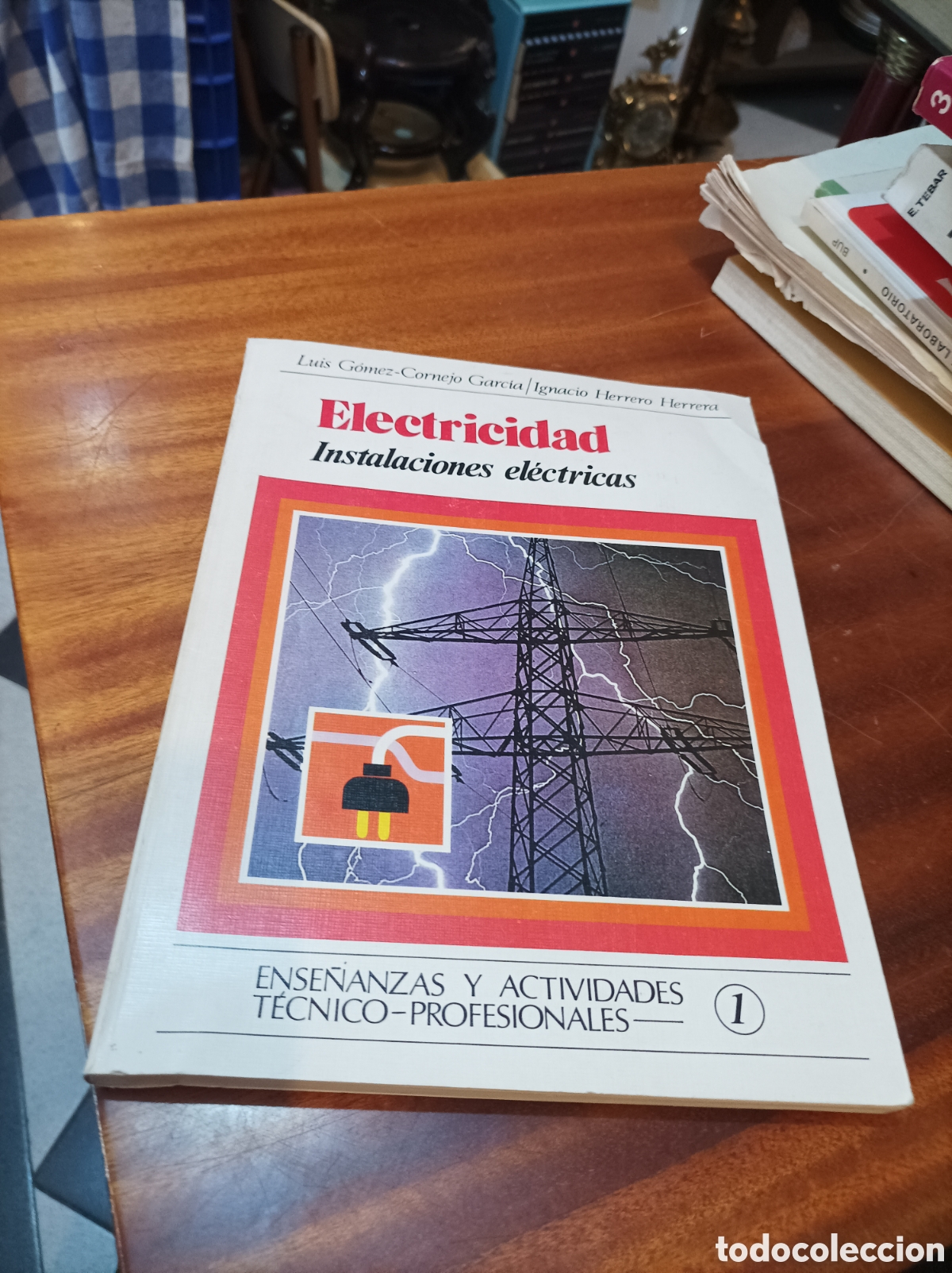 Libros de segunda mano de Ciencias: ELECTRICIDAD INSTALACI&Oacute;NES ELECTRICAS.. LUIS G&Oacute;MEZ CORNEJO/IGNACIO HERRERO.. . VOLUMEN I