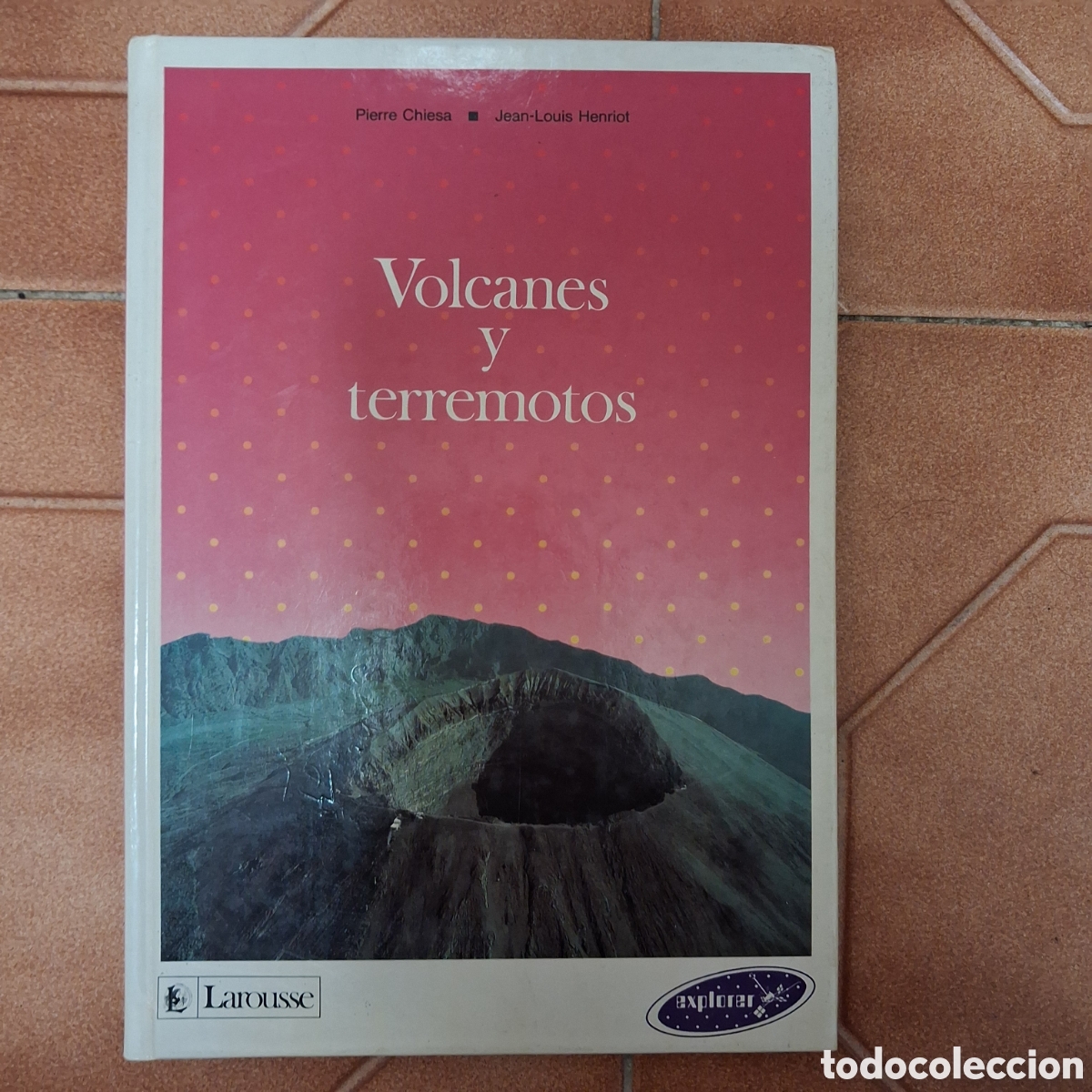 Libros de segunda mano: Volcanes y terremotos LAROUSSE 1991