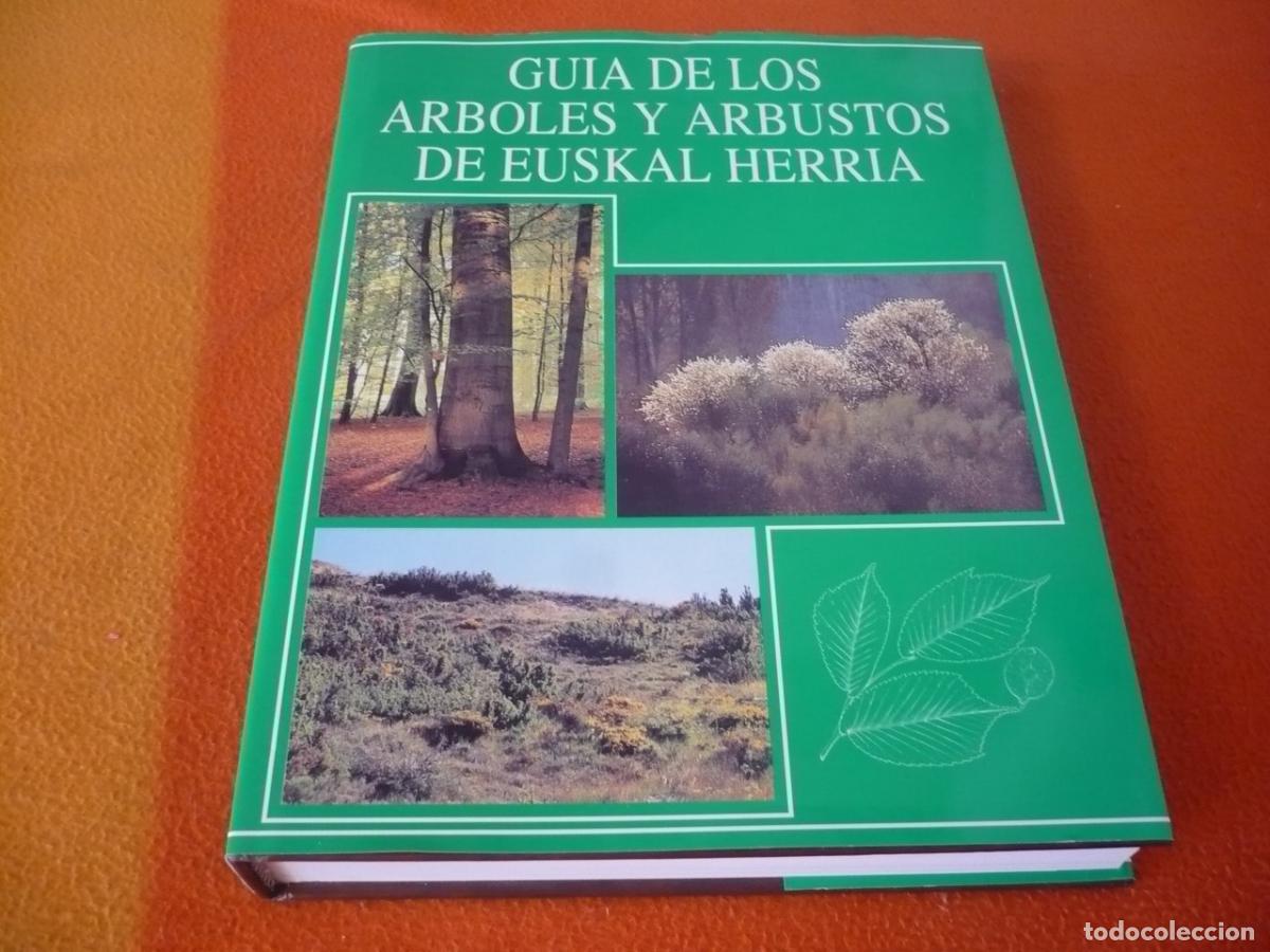 Libros de segunda mano: GUIA DE LOS ARBOLES Y ARBUSTOS DE EUSKAL HERRIA 2002 PAIS VASCO PLANTAS FLORA