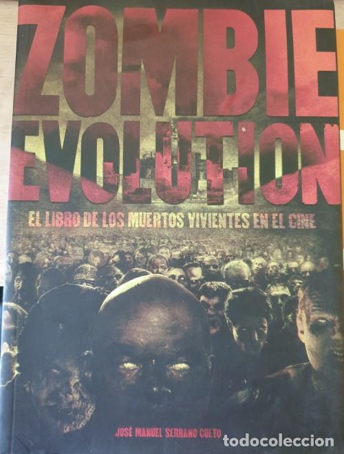 Libros de segunda mano: ZOMBIE EVOLUTION. EL LIBRO DE LOS MUERTOS VIVIENTES EN EL CINE. - SERRANO CUETO, Jose Manuel. - Foto 1