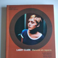 Libros de segunda mano: LARRY CLARK. MENORES SIN REPAROS. IGLESIAS, EULALIA (ED.). Lote 300290253