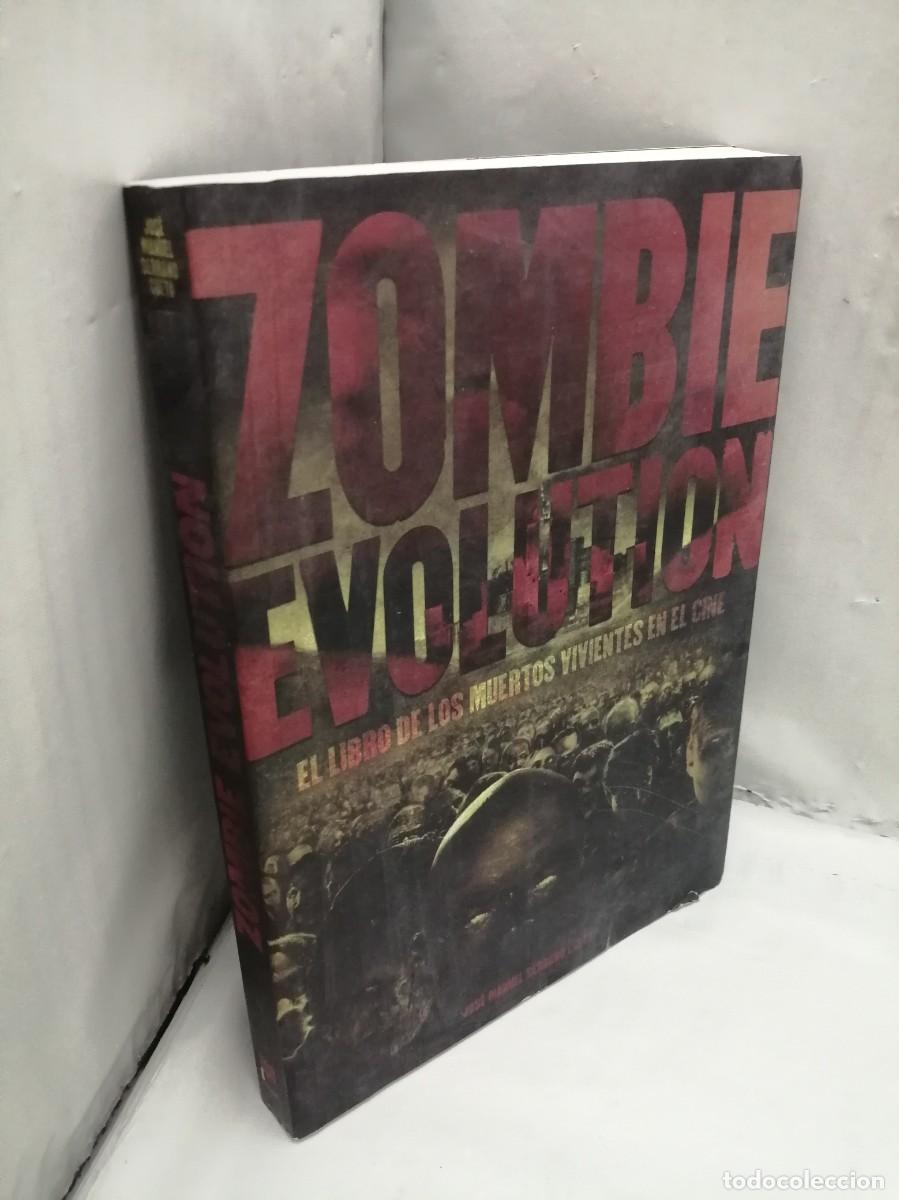 Libros de segunda mano: Zombie evolution. El libro de los muertos vivientes en el cine (Primera edici&oacute;n) - Foto 3