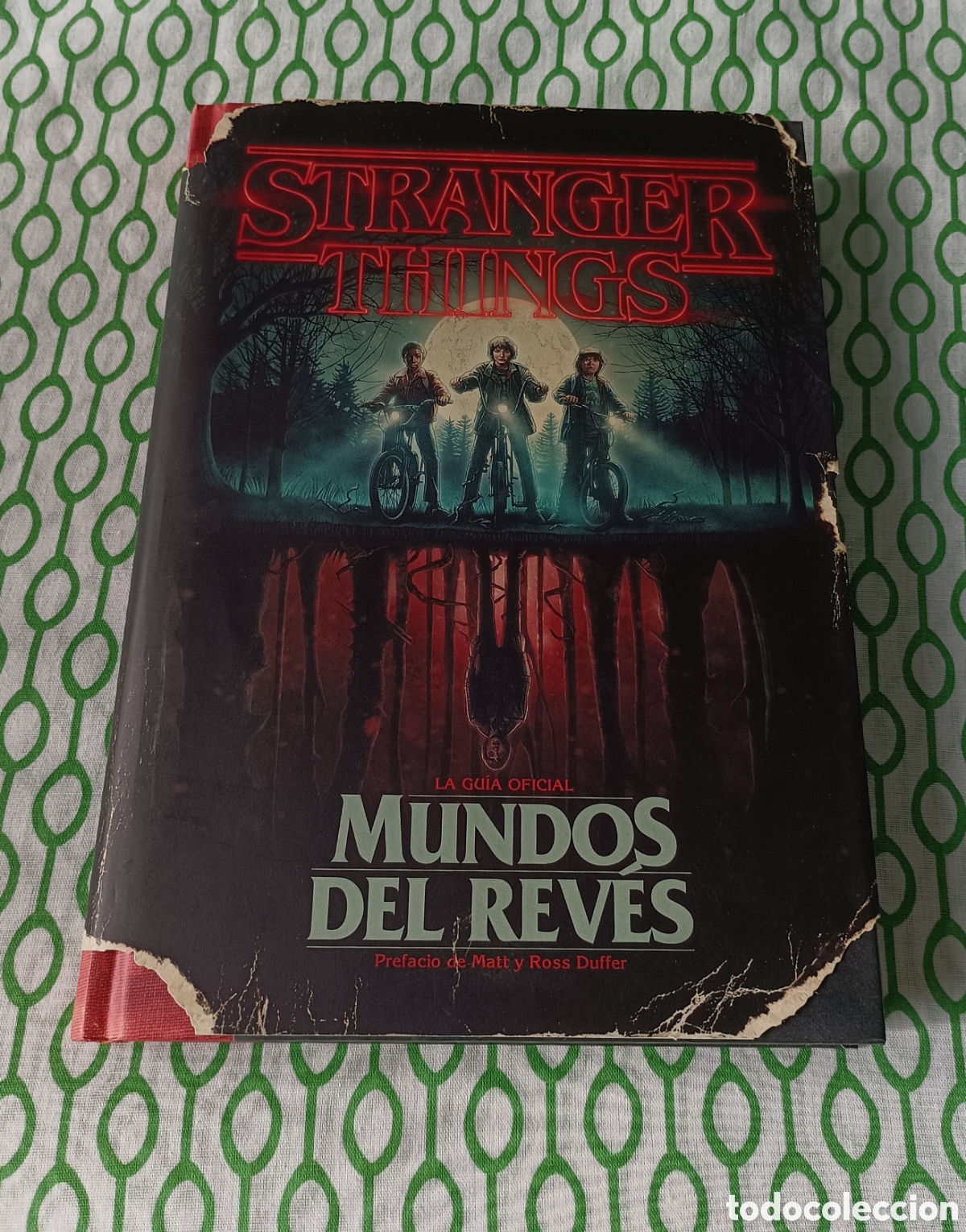Libros de segunda mano: SIN USAR - Libro Stranger Things: MUNDOS DEL REV&Eacute;S - La gu&iacute;a oficial. Primera edici&oacute;n, marzo 2019.