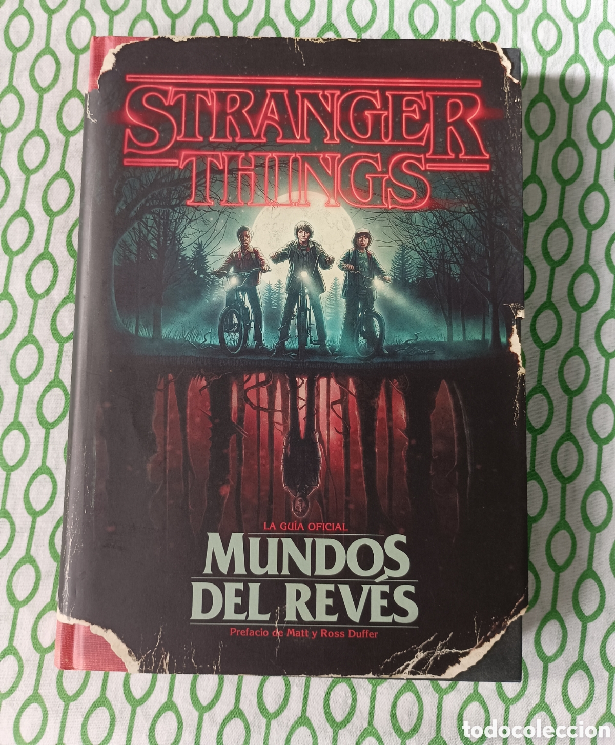Libros de segunda mano: SIN USAR - Libro Stranger Things: MUNDOS DEL REV&Eacute;S - La gu&iacute;a oficial. Primera edici&oacute;n, marzo 2019.