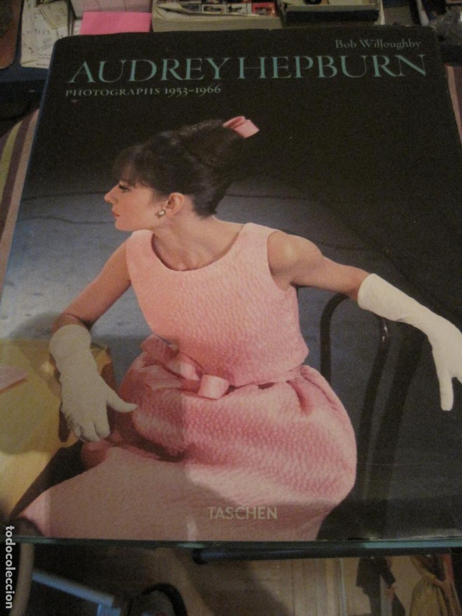 Libros de segunda mano: LIBRO AUDREY HEPBURN FOTOGRAF&Iacute;AS 1953-1966 TASCHEN CINE