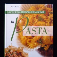 Libros de segunda mano: LOS SECRETOS ITALIANOS PARA COCINAR LA PASTA, LUCA ROSSINI. ED. DE VECCHI, 2004. Lote 163640962