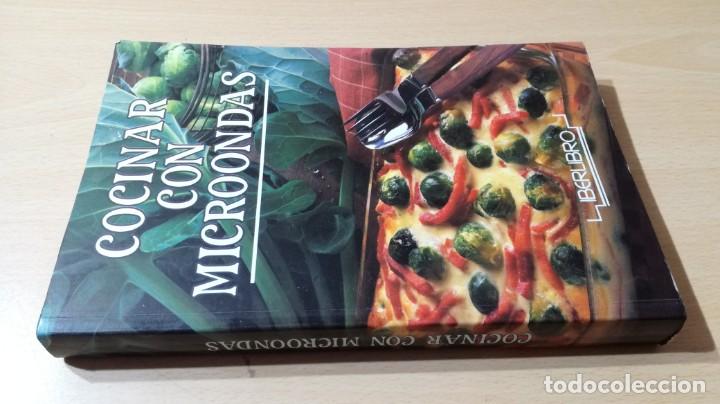 Libros de segunda mano: COCINAR CON MICROONDAS - IBER LIBRO		M103 - Foto 1