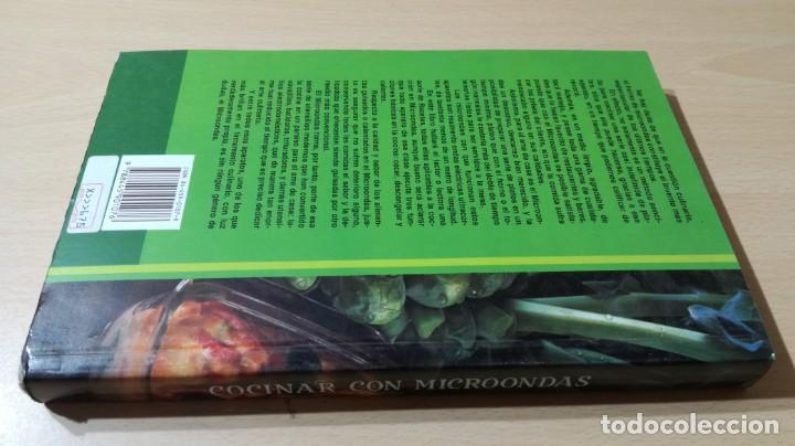 Libros de segunda mano: COCINAR CON MICROONDAS - IBER LIBRO		M103 - Foto 2
