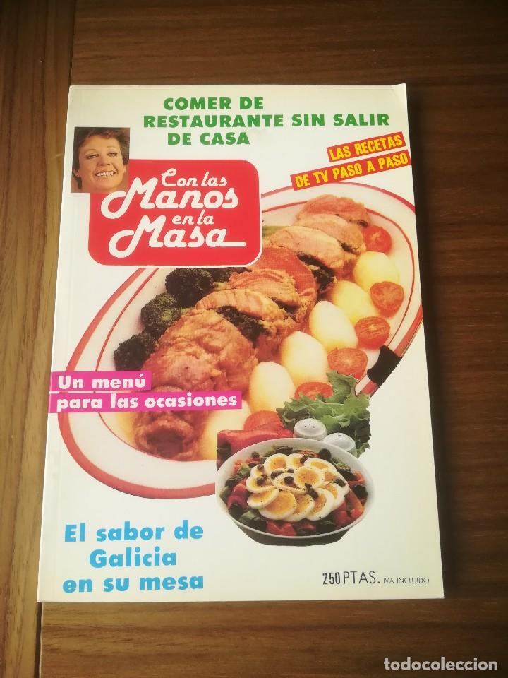 Libros de segunda mano: CON LAS MANOS EN LA MASA COMER DE RESTARUANTE SIN SALIR DE CASA EL SABOR DE GALICIA EN SU MESA 1988