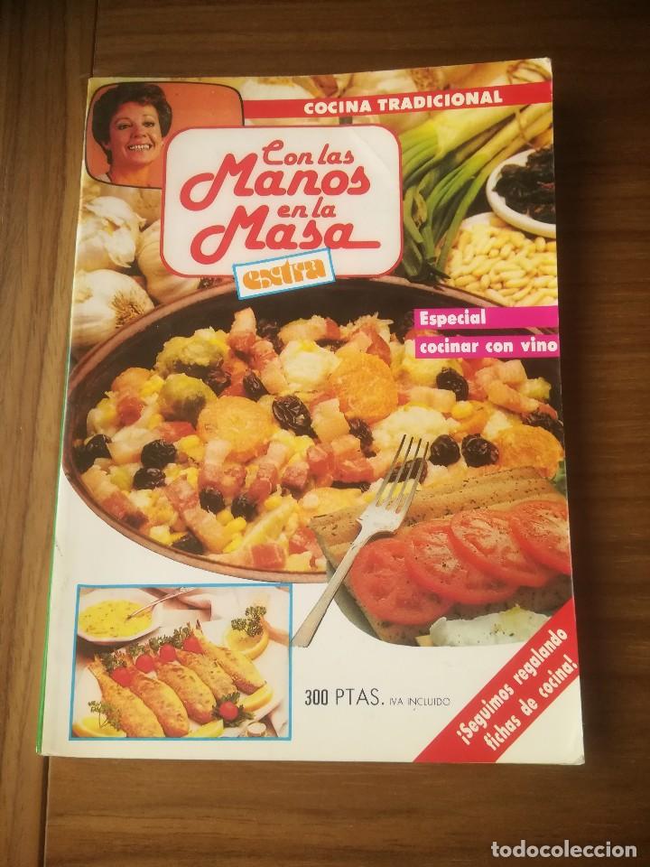 Libros de segunda mano: CON LAS MANOS EN LA MASA COCINA TRADICIONAL ESPECIAL COCINAR CON VINO 1988