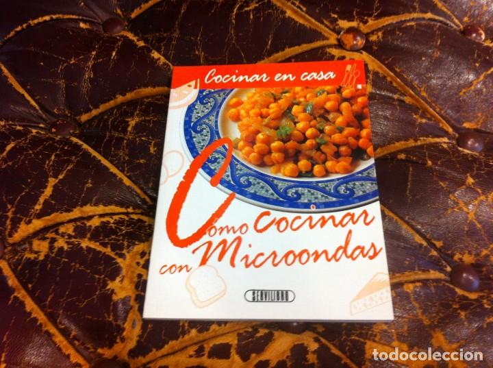 Libros de segunda mano: COCINAR EN CASA. C&Oacute;MO COCINAR CON MICROONDAS. - Foto 1