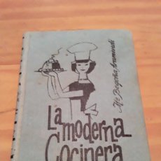 Libros de segunda mano: LA MODERNA COCINERA.MARIA BEGOÑA ARAMENDI.EDICIONES RODEGAR.1962.179 PAGINAS.. Lote 303877388