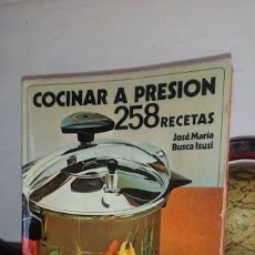 Libri di seconda mano: COCINAR A PRESIÓN 258 RECETAS JOSÉ MARÍA BUSCA ISUSI - MAGEFESA 1976 - MAS DOS FOLLETOS COMEZTIER