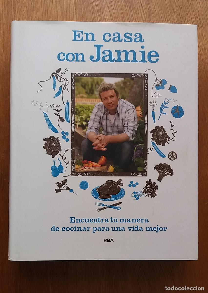Libros de segunda mano: EN CASA CON JAMIE OLIVER, ENCUENTRA TU MANERA DE COCINAR PARA UNA VIDA MEJOR, RBA, 2014