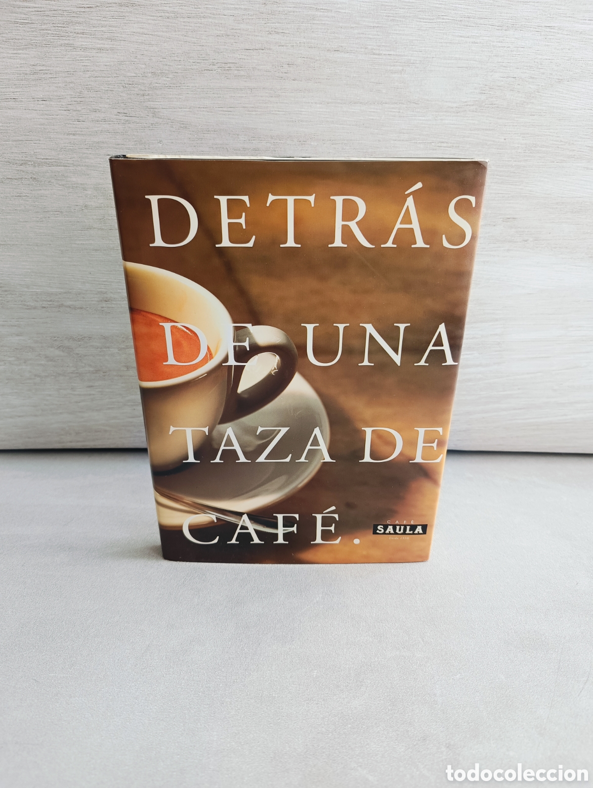 Libros de segunda mano: Detr&aacute;s de una taza de caf&eacute;. Caf&eacute; Saula. Llu&iacute;s Saula Puig. Dedicado y firmado por el autor.