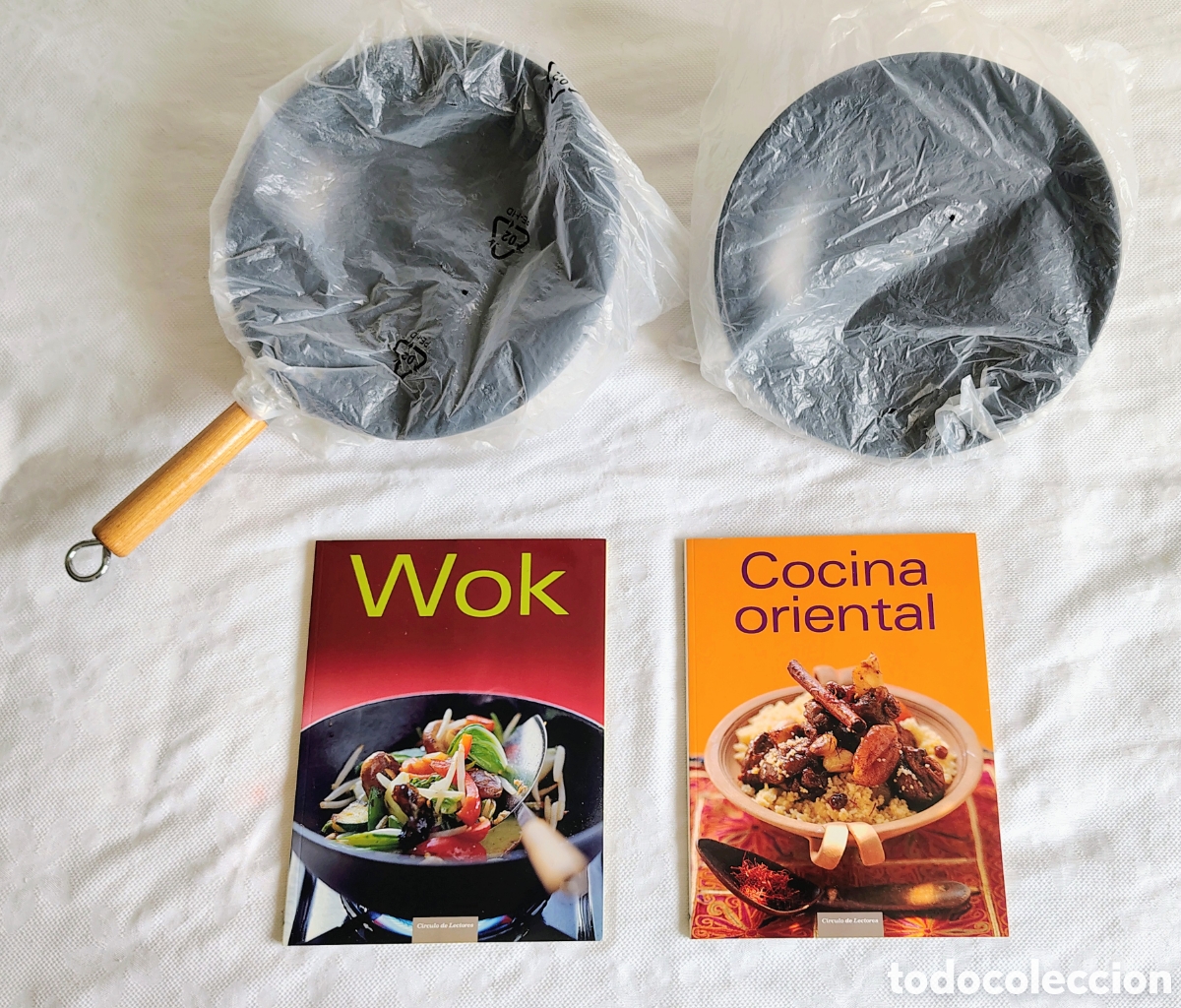 Libros de segunda mano: Juego de 2 libros y Wok, C&iacute;rculo de Lectores 2005 (Sin estrenar)