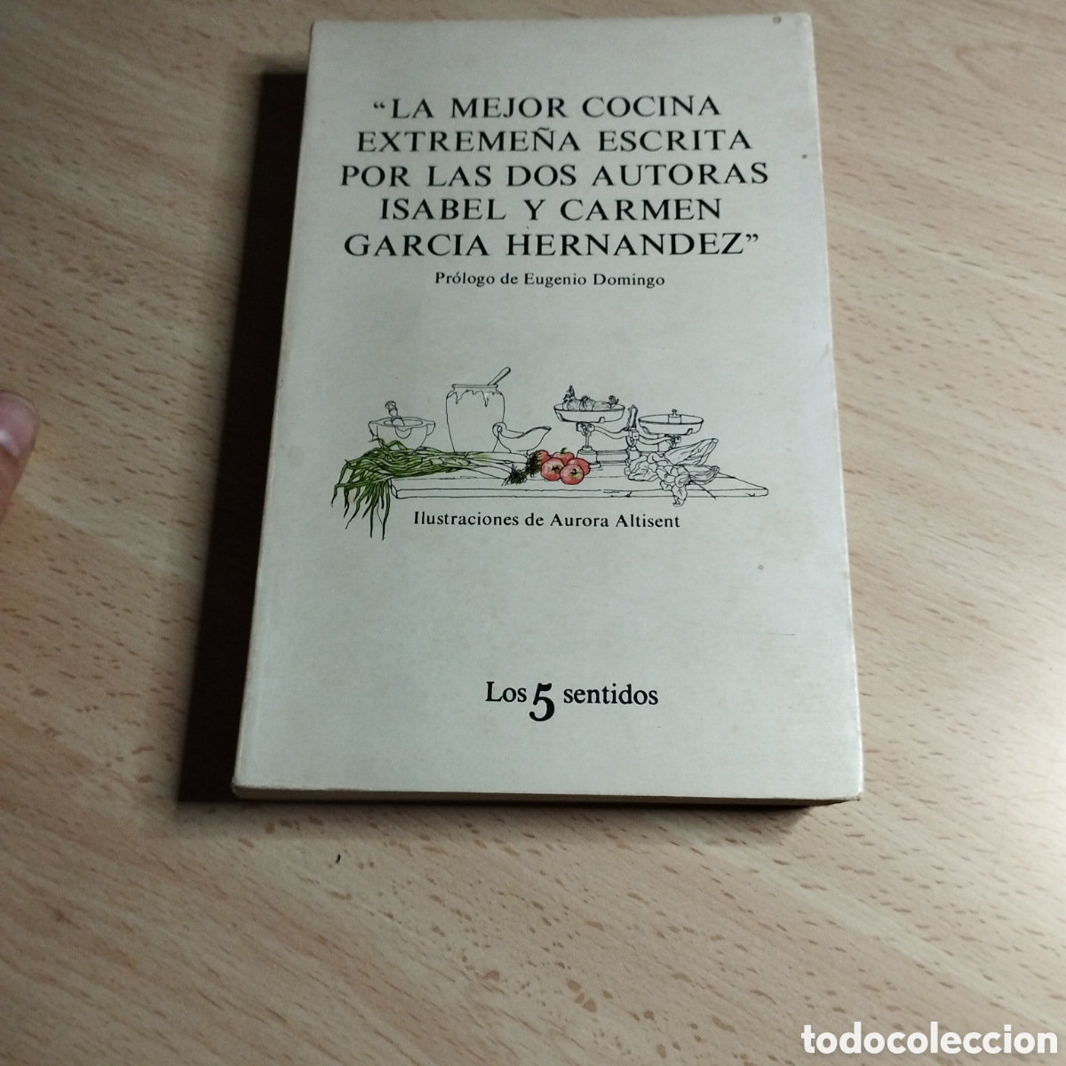 Libros de segunda mano: La mejor cocina extreme&ntilde;a escrita por las dos autoras. Isabel y Carmen Garc&iacute;a Hern&aacute;ndez. 1980. Tusqu