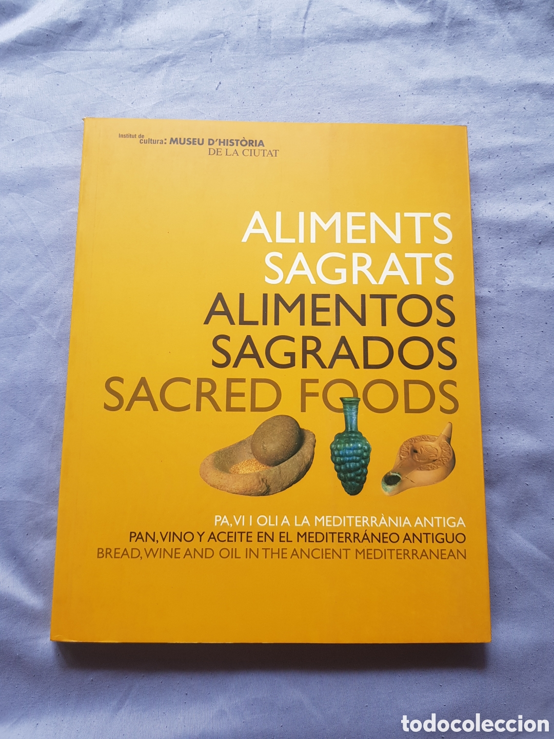 Libros de segunda mano: Alimentos sagrados. Pan, vino y aceite en el Mediterr&aacute;neo antiguo. Espa&ntilde;ol, Catal&agrave;, English. 30 cm.