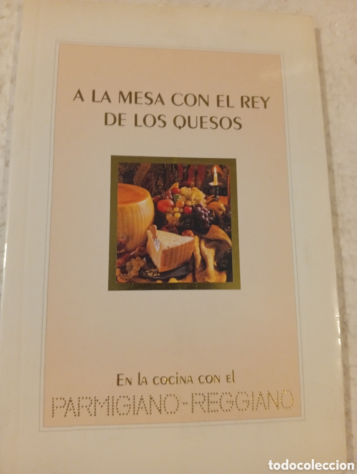 Libros de segunda mano: A LA MESA CON EL REY DE LOS QUESOS. EN LA COCINA CON EL PARMIGIANO-REGGIANO.