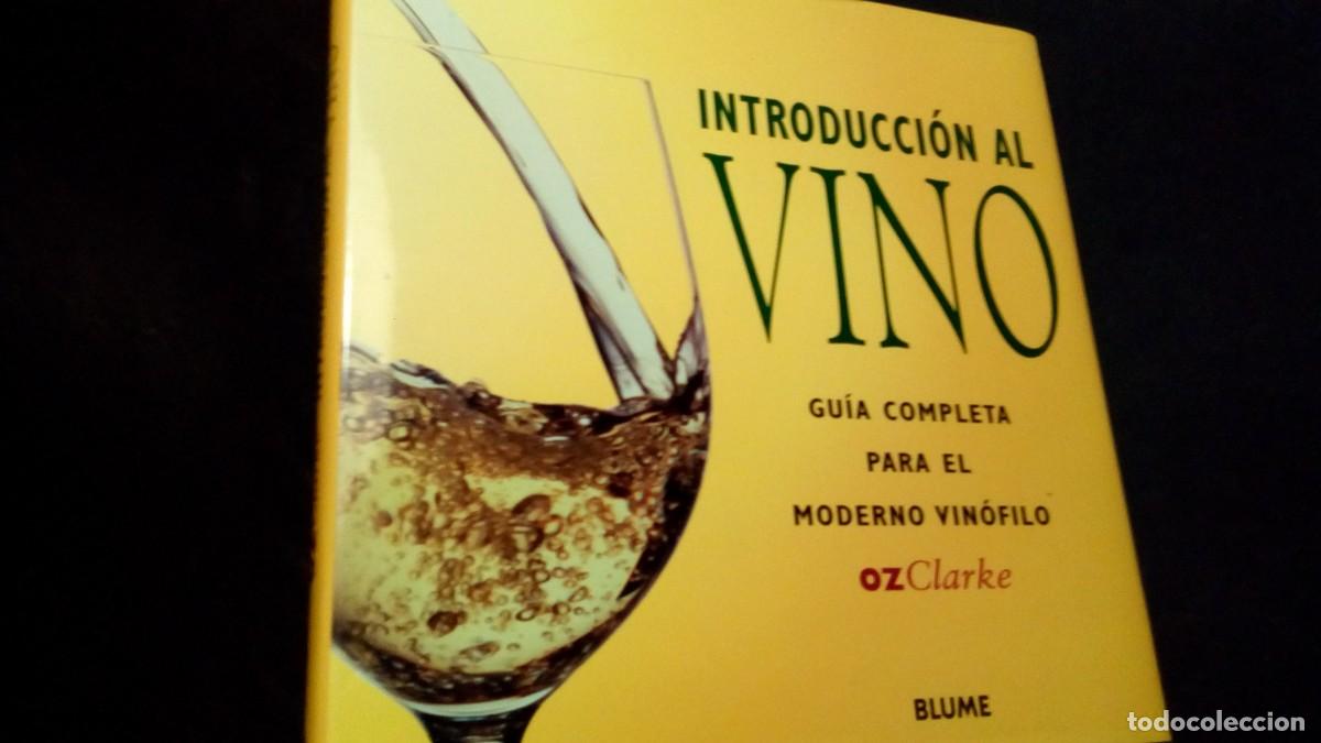 Libros de segunda mano: Introducci&oacute;n al vino. Gu&iacute;a completa para el moderno vin&oacute;filo. Oz Clarke. Blume. 2001.-COMO NUEVO
