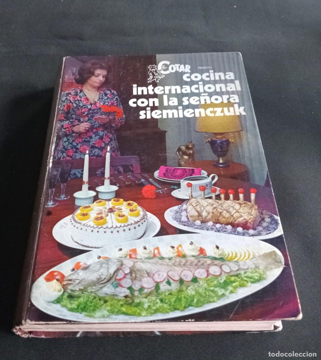 Libros de segunda mano: COCINA INTERNACIONAL CON LA SE&Ntilde;ORA SIEMIENCZUK, COTAR PRESENTA