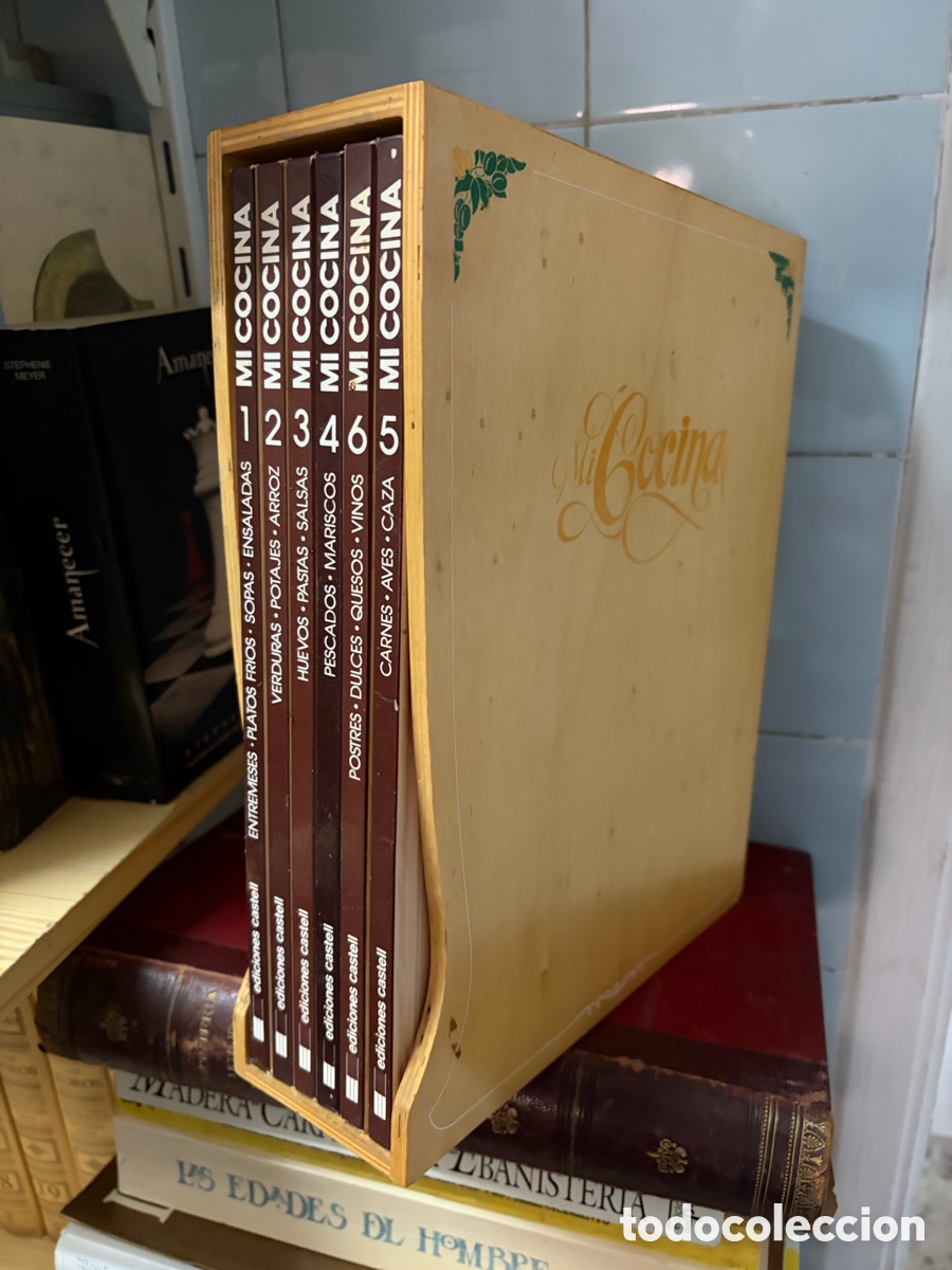 Libros de segunda mano: Mi cocina. Ediciones Castell. 5 tomos en estuche de madera. Carnes aves huevos pescados sopas&hellip;