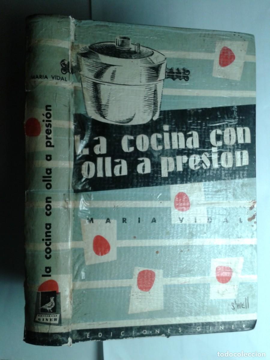 Libros de segunda mano: LA COCINA CON OLLA A PRESION 1957 MARIA VIDAL 1&ordf; EDICI&Oacute;N REIMPRESI&Oacute;N GINER