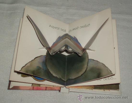 Libros de segunda mano: cuento troquelado Un Troll,un altre troll en catalan - Foto 2