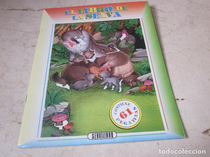 Libros de segunda mano: EL LIBRO DE LA SELVA - SERVILIBRO - CONTIENE 61 PEGATINAS PEGADAS - Foto 1