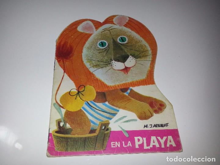 Libros de segunda mano: ANTIGUO CUENTO TROQUELADO N&ordm; 16 EN LA PLAYA M.J ARNALOT EDICIONES COLECCION TROQUELIN A&Ntilde;OS 60 , 70