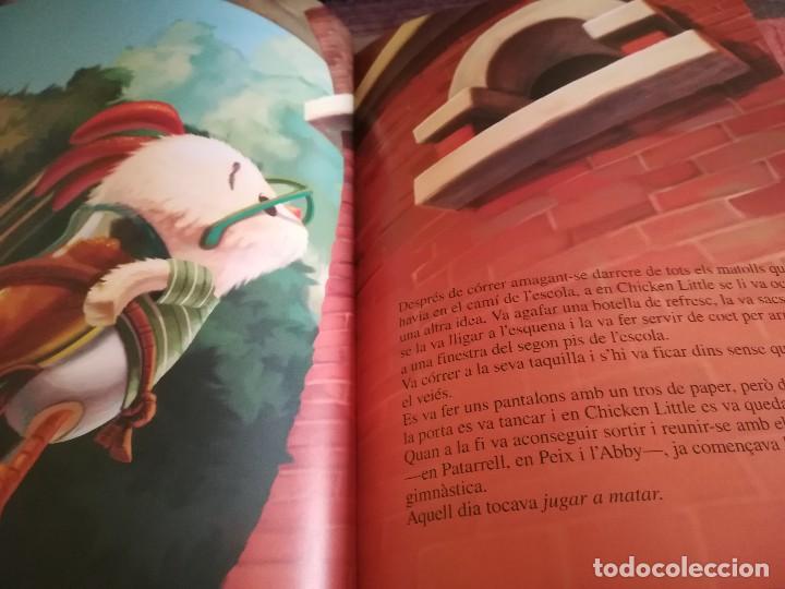 Libros de segunda mano: Chicken Little - Els Cl&agrave;ssics Disney - en catal&agrave; - Foto 4