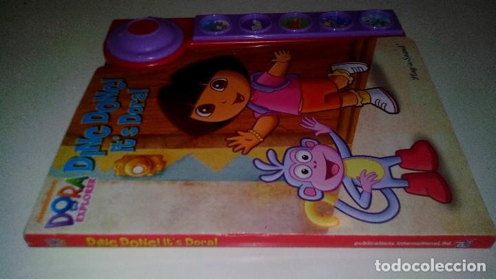 Libros de segunda mano: DORA EXPLORER (Dora la Exploradora)-DINC DONC IT&acute;S DORA-EN INGLES-SONIDO FUNCIONANDO - Foto 1