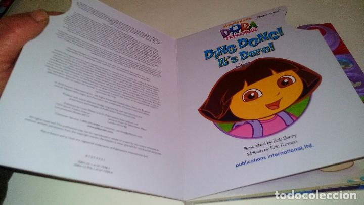 Libros de segunda mano: DORA EXPLORER (Dora la Exploradora)-DINC DONC IT&acute;S DORA-EN INGLES-SONIDO FUNCIONANDO - Foto 2