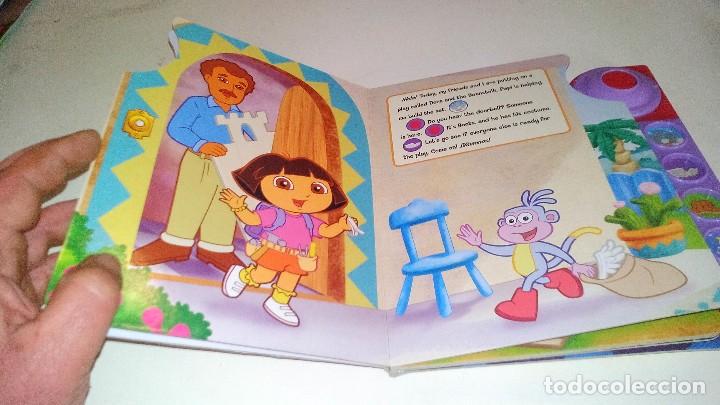 Libros de segunda mano: DORA EXPLORER (Dora la Exploradora)-DINC DONC IT&acute;S DORA-EN INGLES-SONIDO FUNCIONANDO - Foto 4