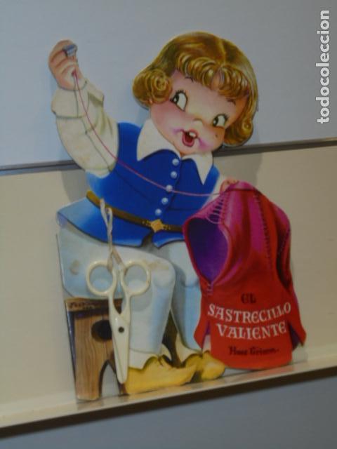 Libros de segunda mano: CUENTO TROQUELADO EL SASTRECILLO VALIENTE - EDIGRAF - LLEVA LAS TIJERAS - Foto 1